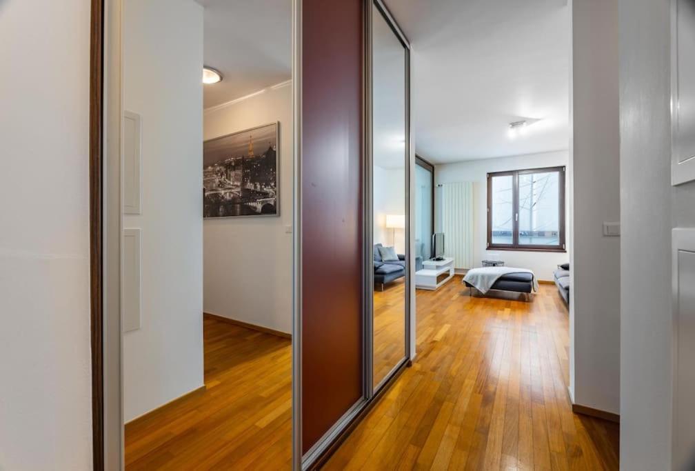 Modern Spacious Flat With A Terrace And A Parking Prague Exterior photo